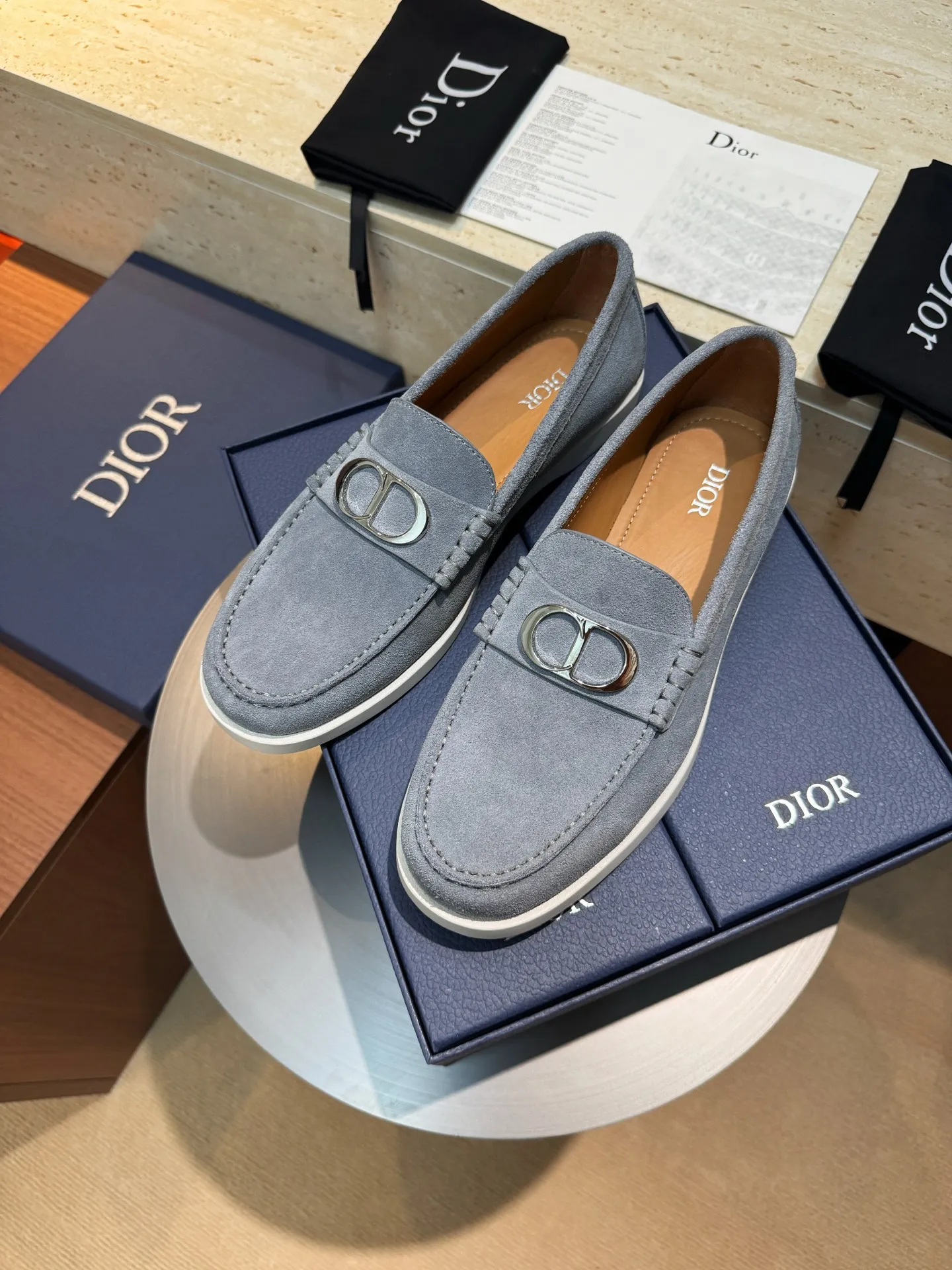 Factory price: 420💰Dior*Granville men's lace-up casual shoes-original replica Buy the original version and get a one-to-one replica. It is a casual dress shoe. Crafted from luxuriously soft navy suede, it features an Oblique printed panel on the upper. The lightweight white rubber sole adds sophistication, with an Oblique pattern engraved on the outsole and branding on the back. Adds elegance to any casual look. Imported cowhide suede + imported cowhide lining + original outsole Size: 39-44 (45 46 customized)
